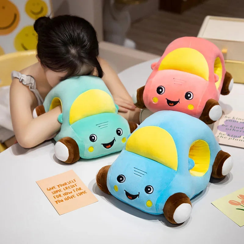 Flauschiges Plüsch-Auto mit Handwärmer – Kuscheln & Wärmen in Einem