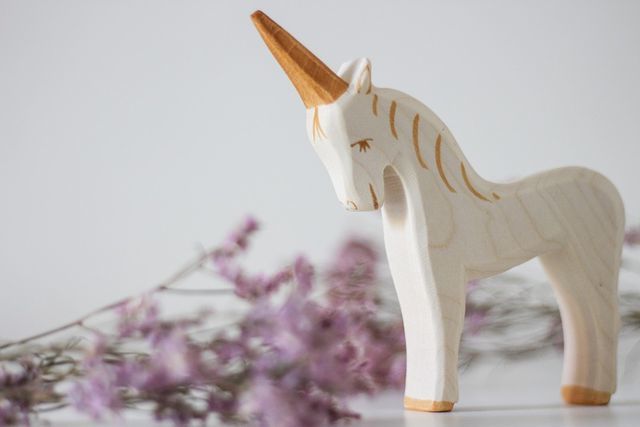 Einhorn Spielzeug aus Holz - in Schwarz oder Weiß
